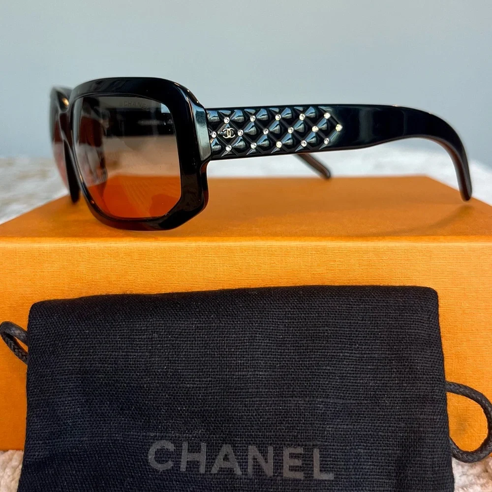 CHANEL Black Frame Sunglasses with Amber Gradient Lenses